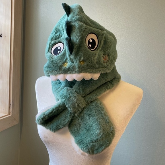 Super Soft Cozy Green Dinosaur Hat and Scarf Combo for Kids! - Picture 7 of 11